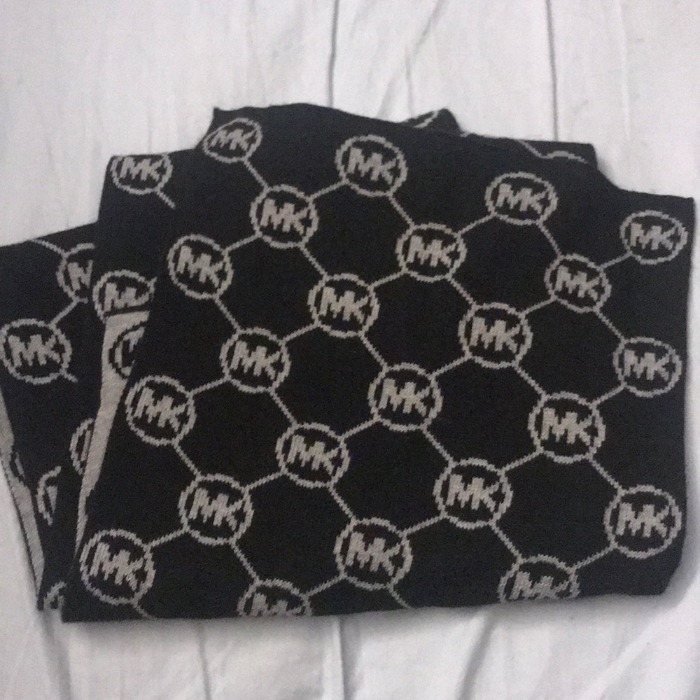 Michael kors signature scarf reversible nwot